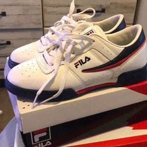 Fila Shoes Mens Axilus 2 Energized WhitesilverPoshmark Mens Axilus 2 Energized Whitesilver Poshmark